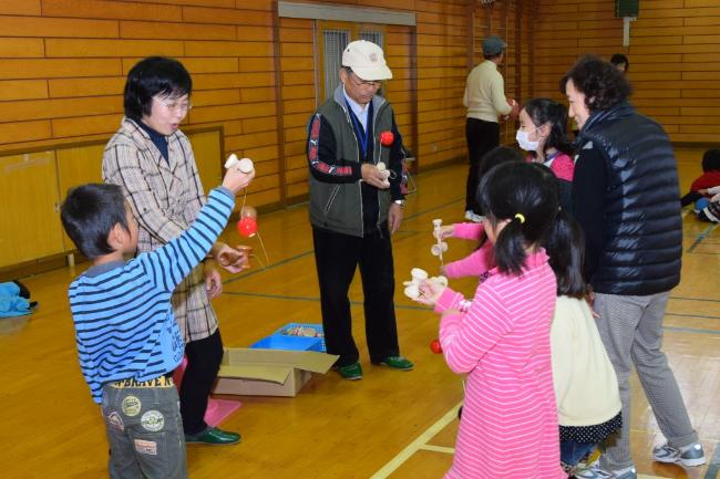 画像　けん玉の遊び方を教える神島田サポートの皆さん