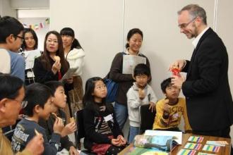 画像　スペインのお菓子を試食する参加者