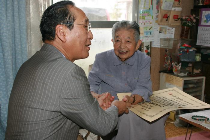 画像　今年100歳を迎えられた方への表敬訪問