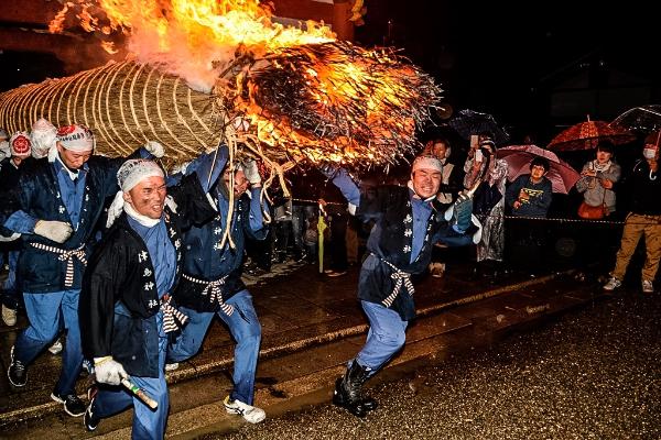 画像　開扉祭大松明の風景