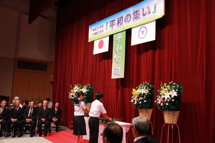 画像　献花をする神守中学校代表者