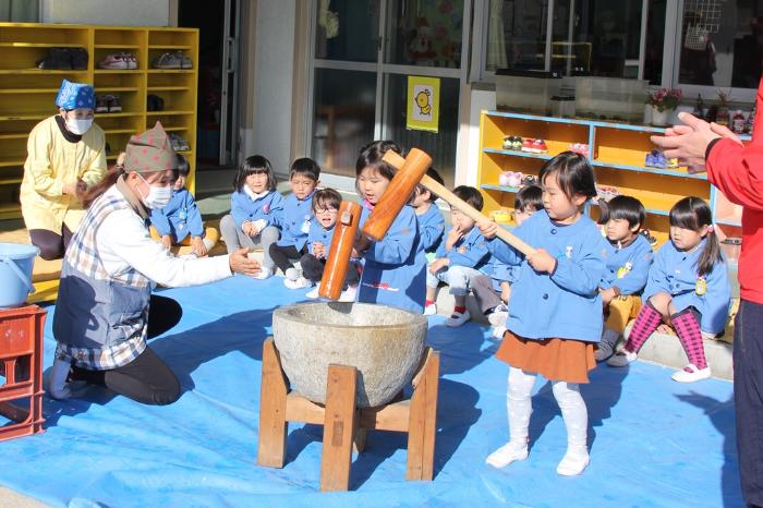 画像 餅つきをする園児