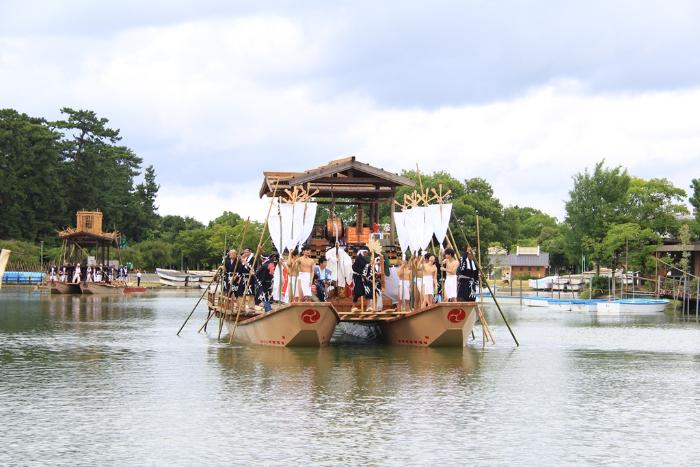 画像　尾張津島天王祭朝祭　市江車と当番者（堤下車）