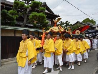 画像　神輿渡御の行列