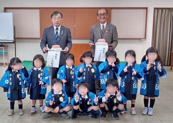 瑞泉寺つしま幼稚園鏡もち贈呈式